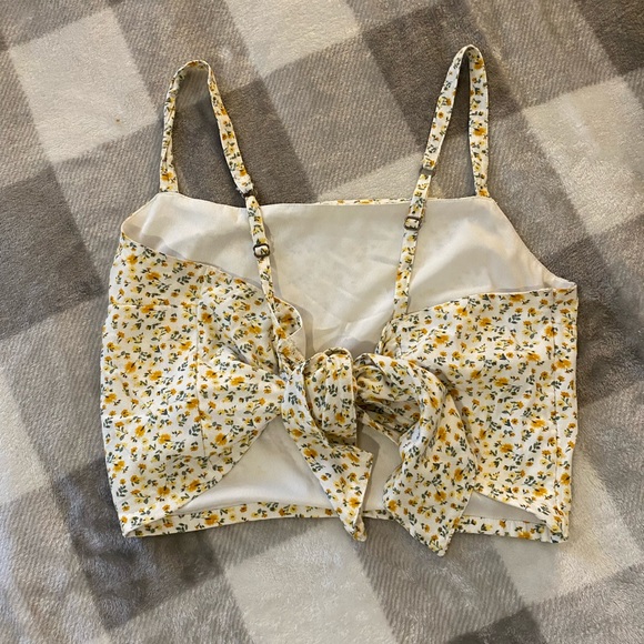 🔥3/$15🔥 HOLLISTER tied in back crop top Size Medium - Picture 2 of 5